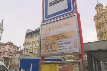 Místo metra jezdí v centru Prahy autobusy. Přestupování zdrží cestující i o čtvrt hodiny