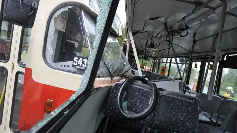 Srážka autobusu s tramvají