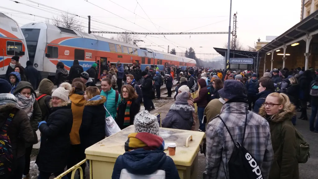 Cestující ze zrušených spojů čekají v Dobřichovicích na jiný vlak