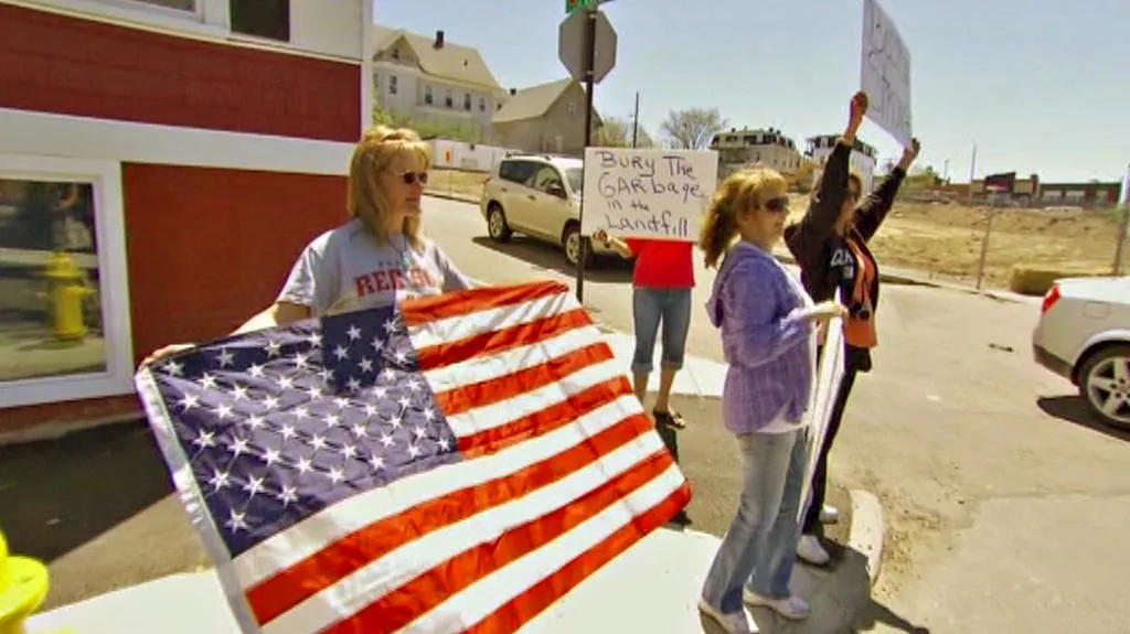 Protest před pohřebním ústavem v Bostonu