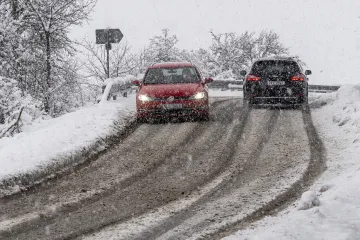 Vítr a popadané stromy sužovaly Česko i na Štědrý den. Ubývá domácností bez proudu