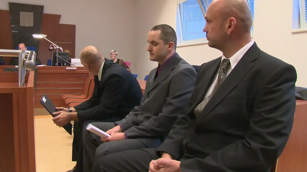 Trojice obžalovaných policistů u soudu