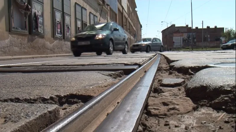 Po poškozených kolejích denně na Dornychu projedou stovky aut