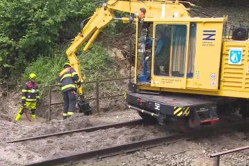 Bahno po noční bouřce zaplavilo železniční trať u Chocně. Místo vlaků jezdily autobusy