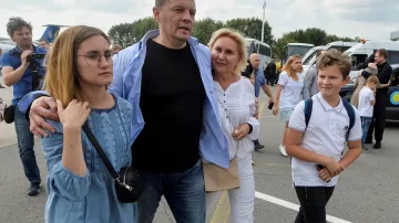 Příbuzní a známí vítají propuštěné na letišti v Kyjevě
