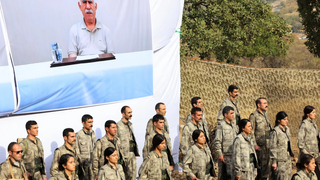 Příslušníci PKK při ceremoniálu u příležitosti odzbrojení jednotek. Jde o významný krok k ukončení desetiletí trvajícího konfliktu mezi Tureckem a PKK v Iráku, 26. října 2025.