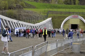 Na stavbu dálnice D8 se přišly podívat tisíce lidí
