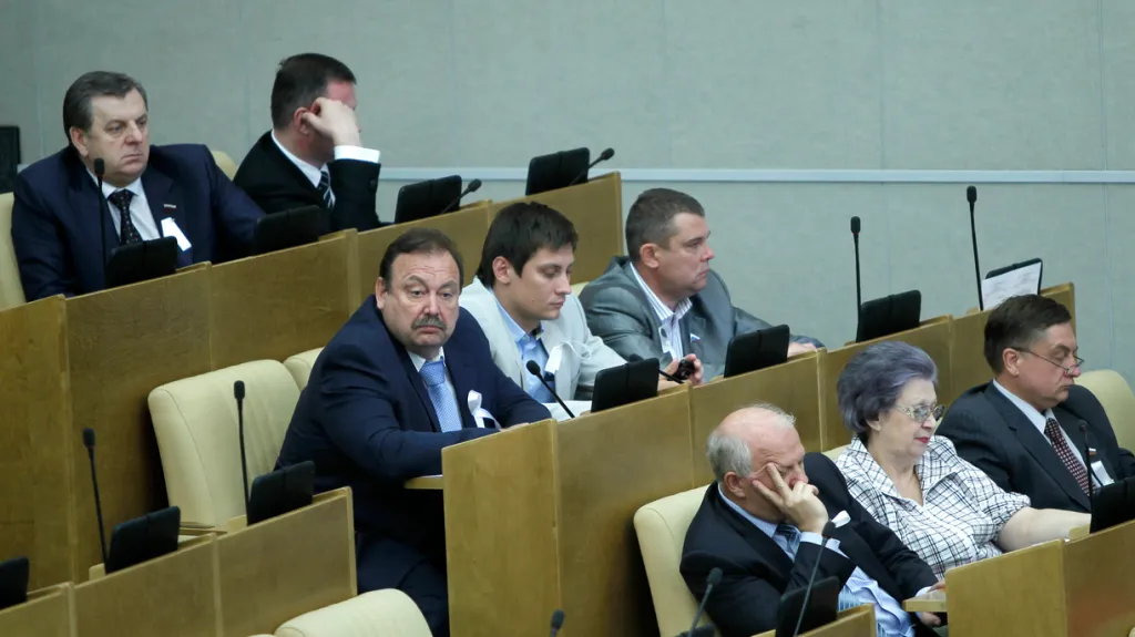 Poslanci za Spravedlivé Rusko s bílou stuhou