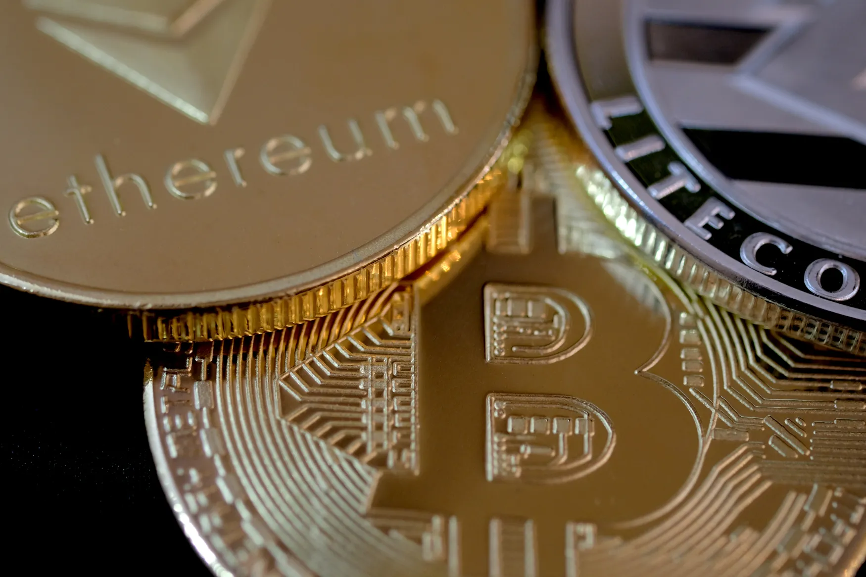 Jak se těží kryptoměny. Výkonný osobní počítač vydělá i tisíce korun  měsíčně — ČT24 — Česká televize