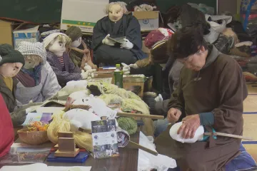 Japonskou vesnici zaplnili hadroví panáci, ostrovní stát trápí úbytek obyvatelstva