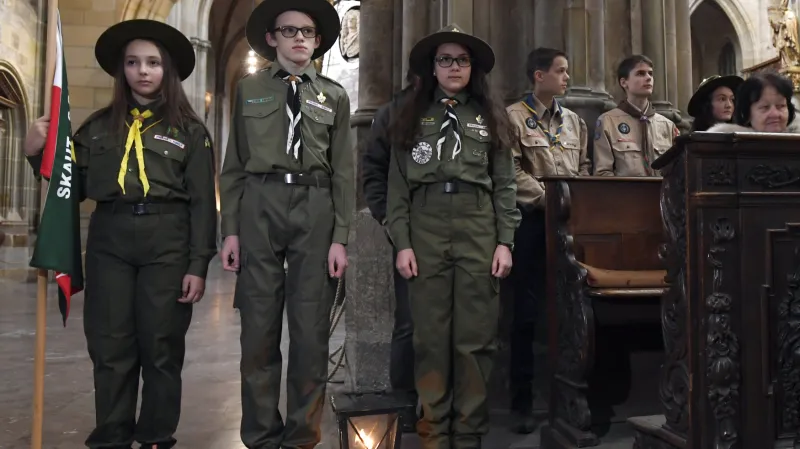 Skauti s betlémským světlem v katedrále sv. Víta