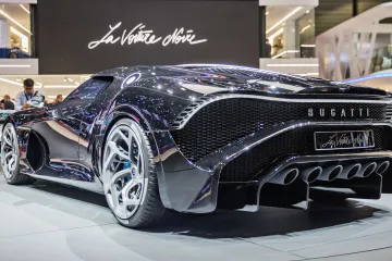 Autosalon v Ženevě ukazuje nejdražší auto světa, retro autonomní vůz i to, jak řídit bez řidičáku