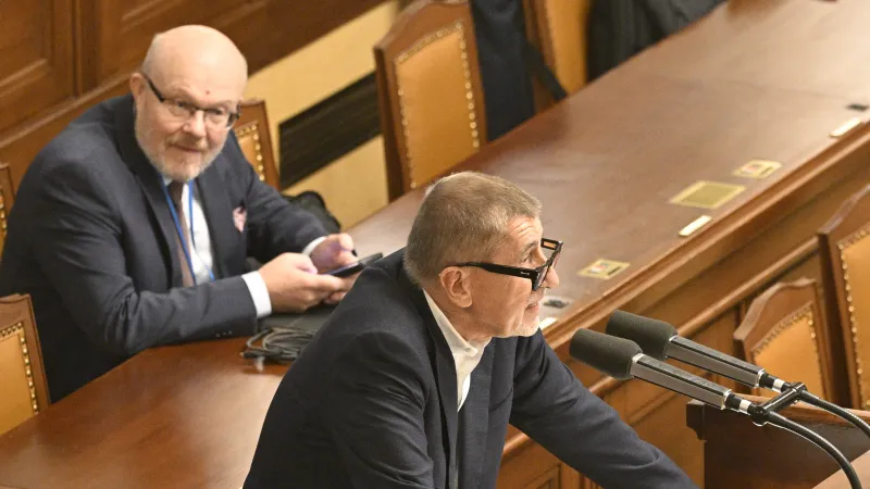 Vlastimil Válek (vlevo) a Andrej Babiš na schůzi sněmovny o rozpočtu (23. října 2024)