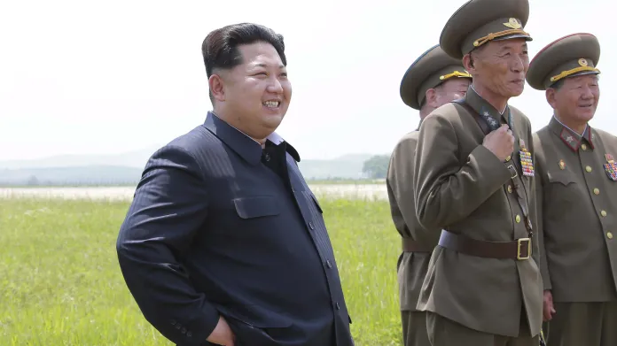Kim Čong-un sleduje zkušební let prvních pilotek