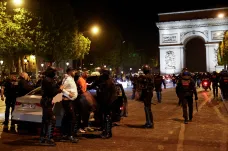 Noc byla v ulicích francouzských měst klidnější. Nepokoje se ale šířily za hranice, i do Švýcarska