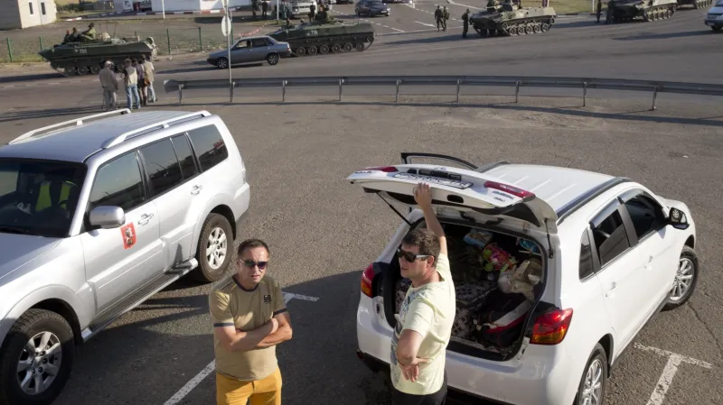 Konvoj ruských transportérů 30 kilometrů od hranic s Ukrajinou