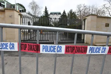 Za potřísnění ruské ambasády kečupem dostala skupina od úřadu napomenutí