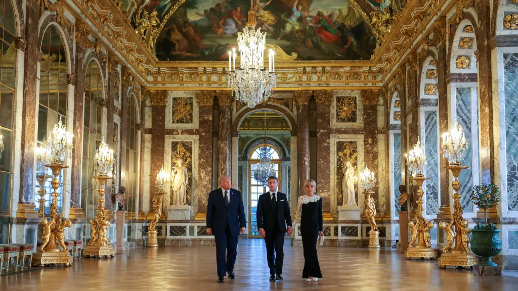 Prezident USA Donald Trump absolvuje prohlídku zámku Versailles s francouzským prezidentem Emmanuelem Macronem a jeho manželkou (17. června 2026)