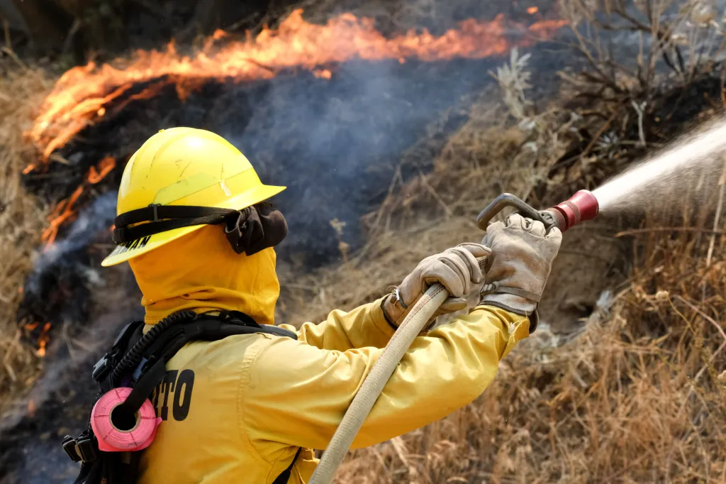 Hasiči bojují s lesními požáry v Kalifornii