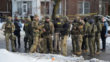 Členové ICE a policisté na místě střelby v Minneapolisu (7. ledna 2026)