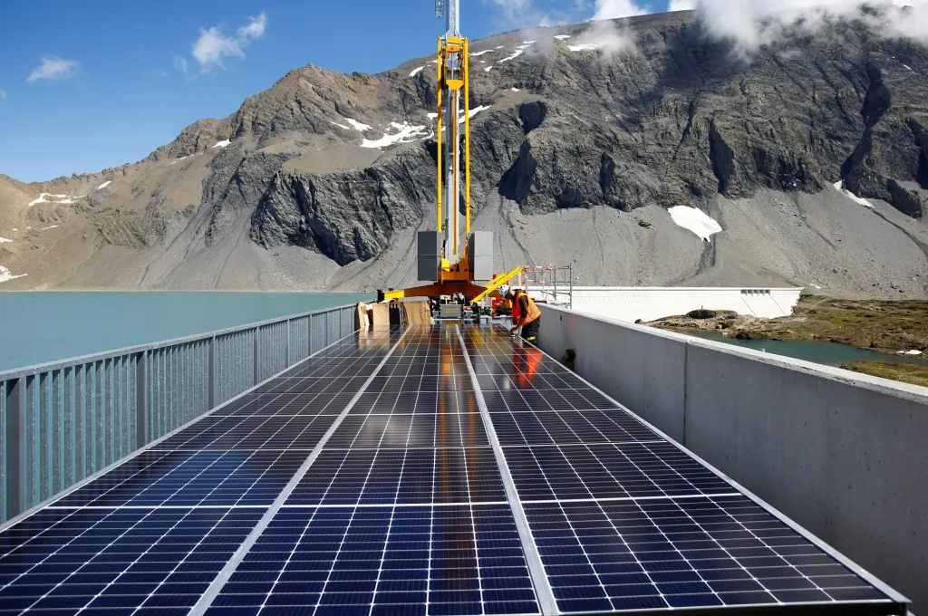 Výstavba nejvýše položené solární elektrárny v Evropě u vodní nádrže Muttse ve švýcarských Alpách