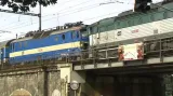 Rychlík odjel zpět na Smíchov, pracovní vlak visí z mostu