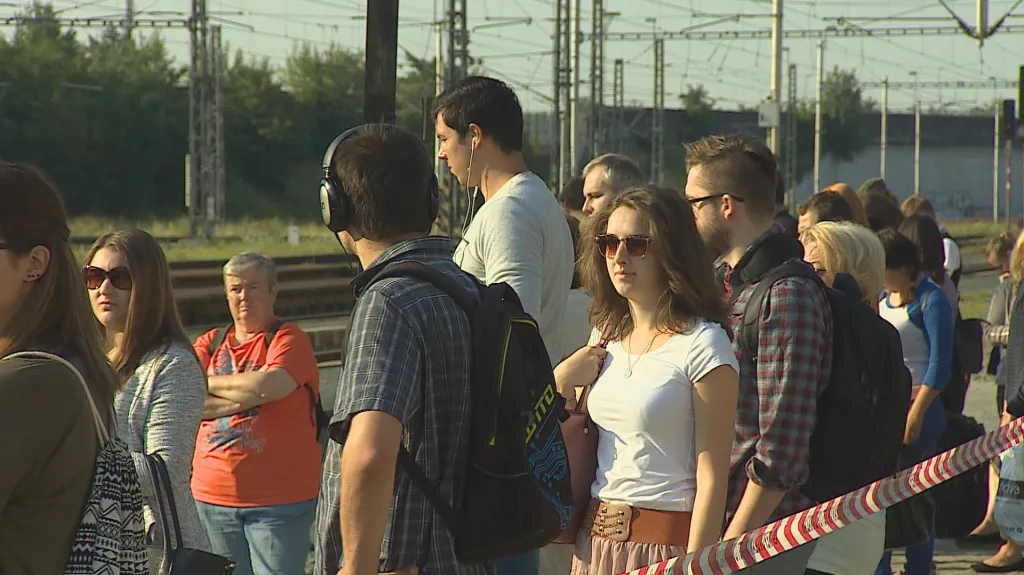 Lidé čekají na provizorním nástupišti v Horních Heršpicích na vlak