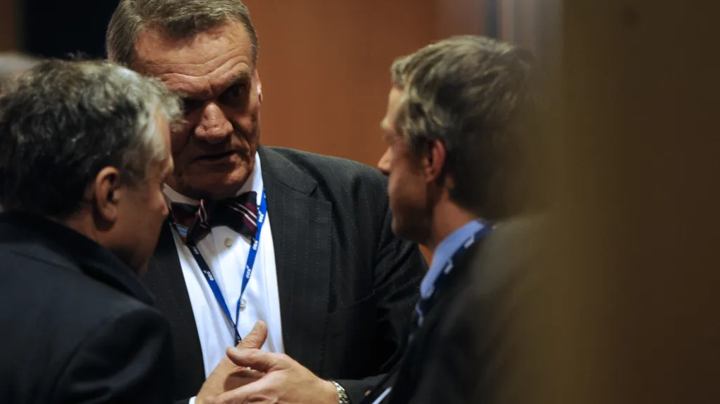 Tři bývalí primátoři Bohuslav Svoboda s Janem Koukalem a Pavlem Bémem na snímku ze sjezdu pražské ODS z roku 2012
