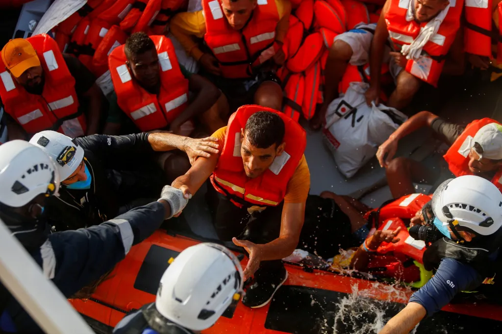 Migranti se pokoušejí dostat na záchrannou loď německé nevládní organizace Sea-Watch 3 během záchranné operace v mezinárodních vodách u Tuniska