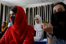 Rok vlády Talibanu: Afghánské dívky nemohou studovat, ekonomika je na dně