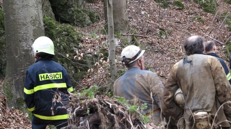 Obtížné bylo nejen vyproštění, ale i cesta ven z jeskyně