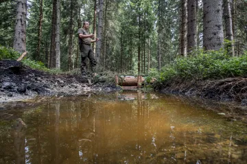 Sucho ohrožuje v Krkonoších už i rašeliniště. Pomoci mají přehrážky