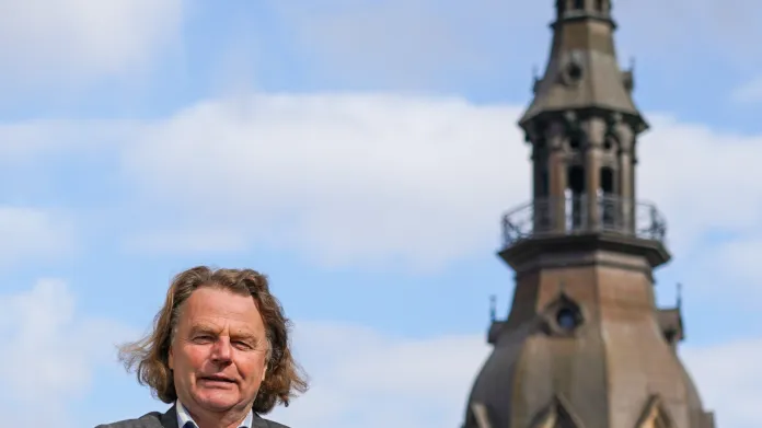 Schefke v září 2019 před kostelní věží v Lipsku, odkud s Radomskim natáčeli protesty