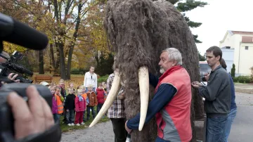 Maketa představuje mládě mamuta