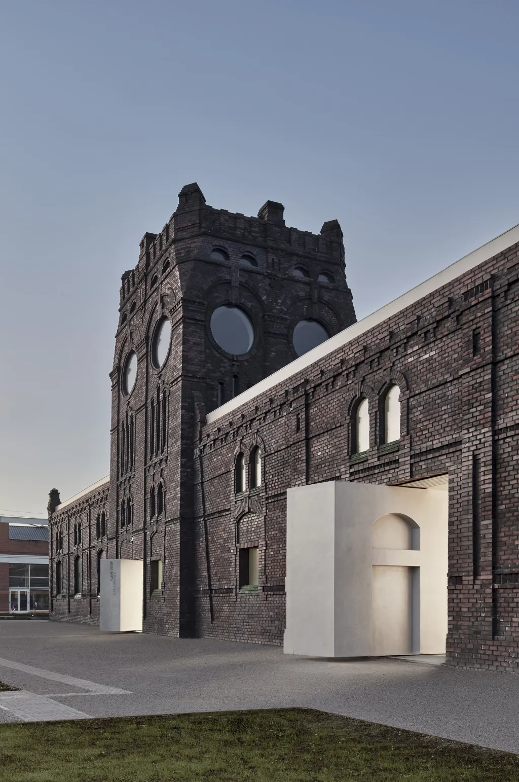 Stěny jatek byly zchátralé a cihlové zdivo zčernalé sazemi svědčilo o průmyslové historii města. Architekti vzali tyto nedostatky za své a přidali další vrstvu do historie budovy