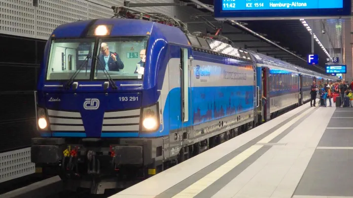 Lokomotivy Vectron jezdí sice v barvách ČD, ty je ale mají pronajaté od společnosti ELL (European Locomotive Leasing)