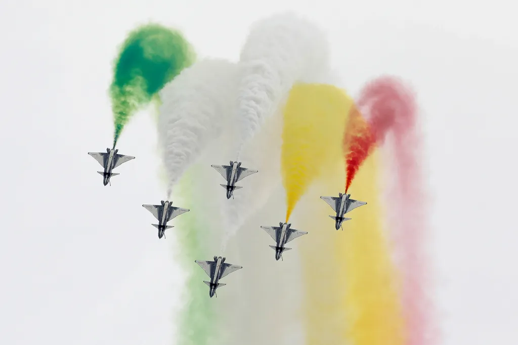 Stíhací letouny J-10 z čínského vojenského akrobatického týmu během vojenské přehlídky v pákistánském Islámábádu