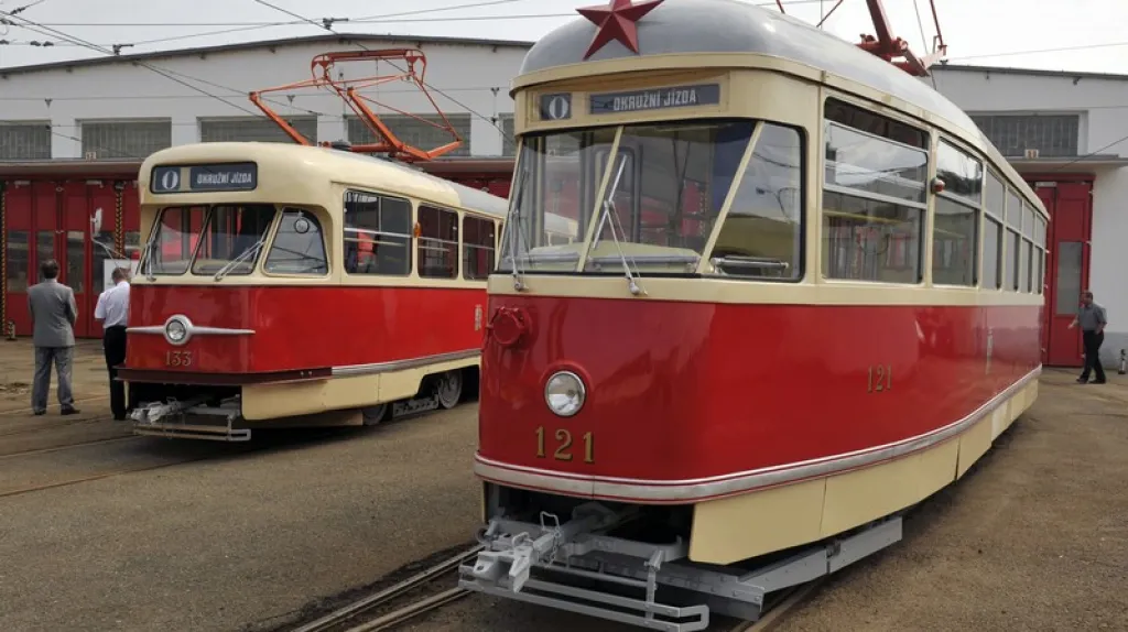 Tatra T1 (vpravo) a T2