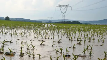 Lokální záplavy na Plzeňsku odnášejí půdu z pole (2016)