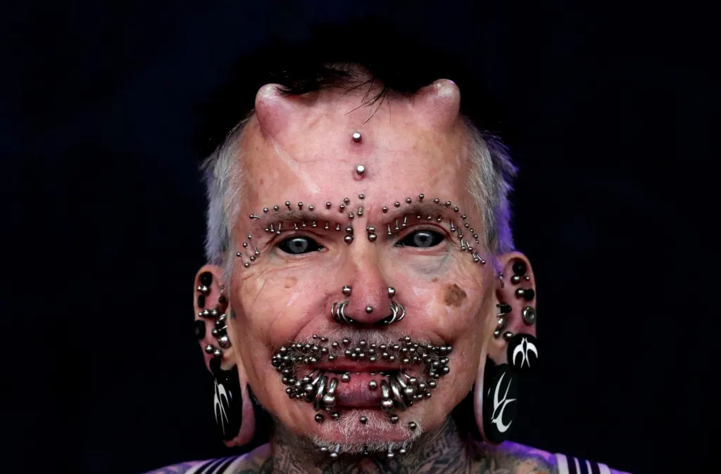 Rolf Bucholz z Německa je držitelem světového rekordu v počtu piercingů, které zdobí jeho tělo. Aktuální počet je 480. Bucholz se představil na mezinárodním setkání Tattoo convention v Bruselu