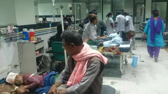 Nemocnice v Káthmándú nezvládají příval raněných
