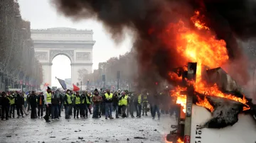 Hořící barikády na pařížské hlavní třídě