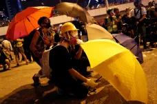 Na výročí protičínských protestů byly v Hongkongu desetitisíce lidí. Wong tam ohlásil kandidaturu