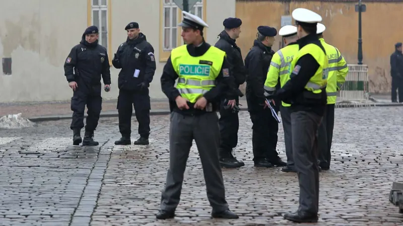 Policie čeká na příjezd Miloše Zemana