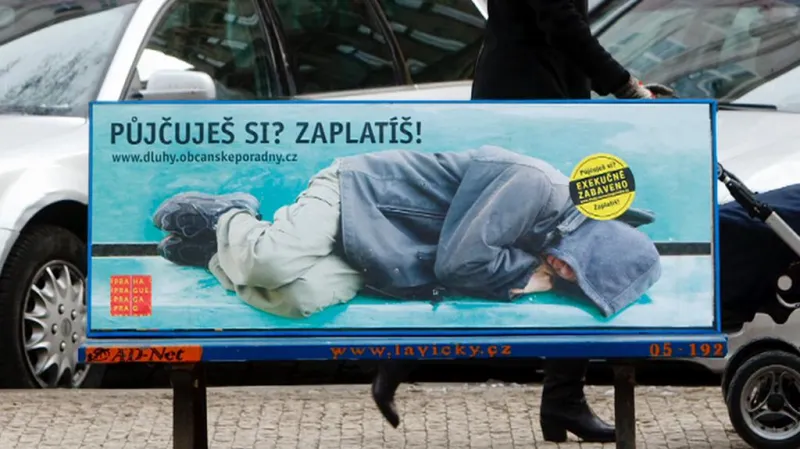 Dluhy dostihují stále více Čechů