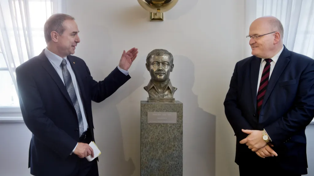 Uvedení busty Karla Kryla v poslaneckém klubu KDU-ČSL