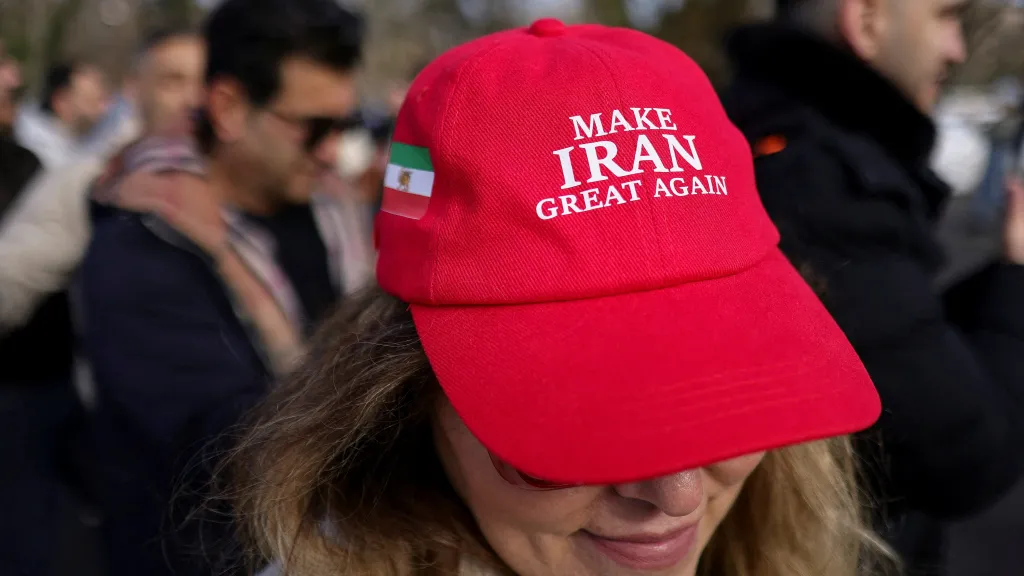 Íránská žena na demonstraci v rumunské Bukurešti, 1. 3. 2026