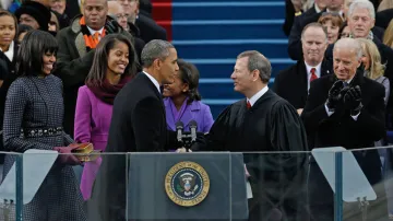 Barack Obama a předseda Nejvyššího soudu USA John Roberts