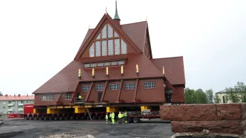 Přesouvání kostela na korbu tažného vozidla