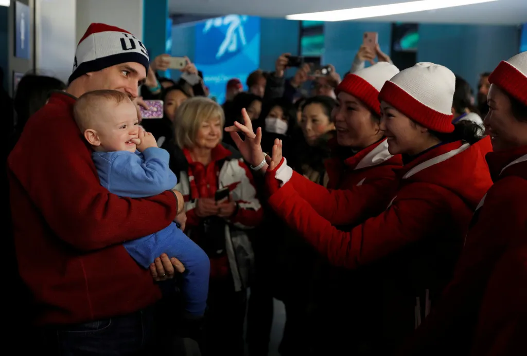 Severokorejské roztleskávačky zdraví patnáctiměsíčního syna amerického fanouška po krasobruslařské soutěži na olympiádě v Pchjongčchangu